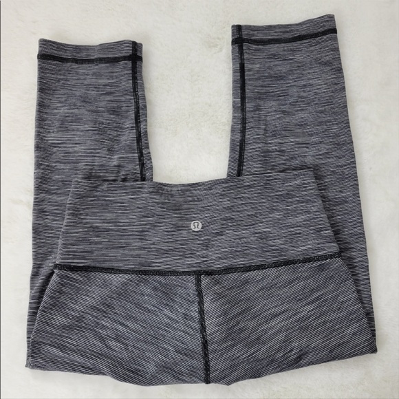 lululemon athletica Pants - Lululemon 17" leggings LIKE NEW🤍🖤 sz 6 🖤🤍 super soft cropped 🖤🤍